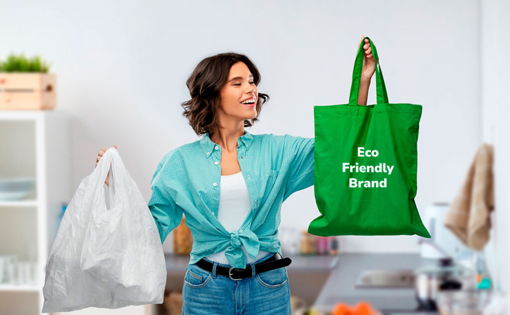 Moça de camisa verde clara, segura duas sacolas. Uma de plástico e outra sustentável, reforçando o impacto positivo e fortalecimento das marcas que investem em sustentabilidade