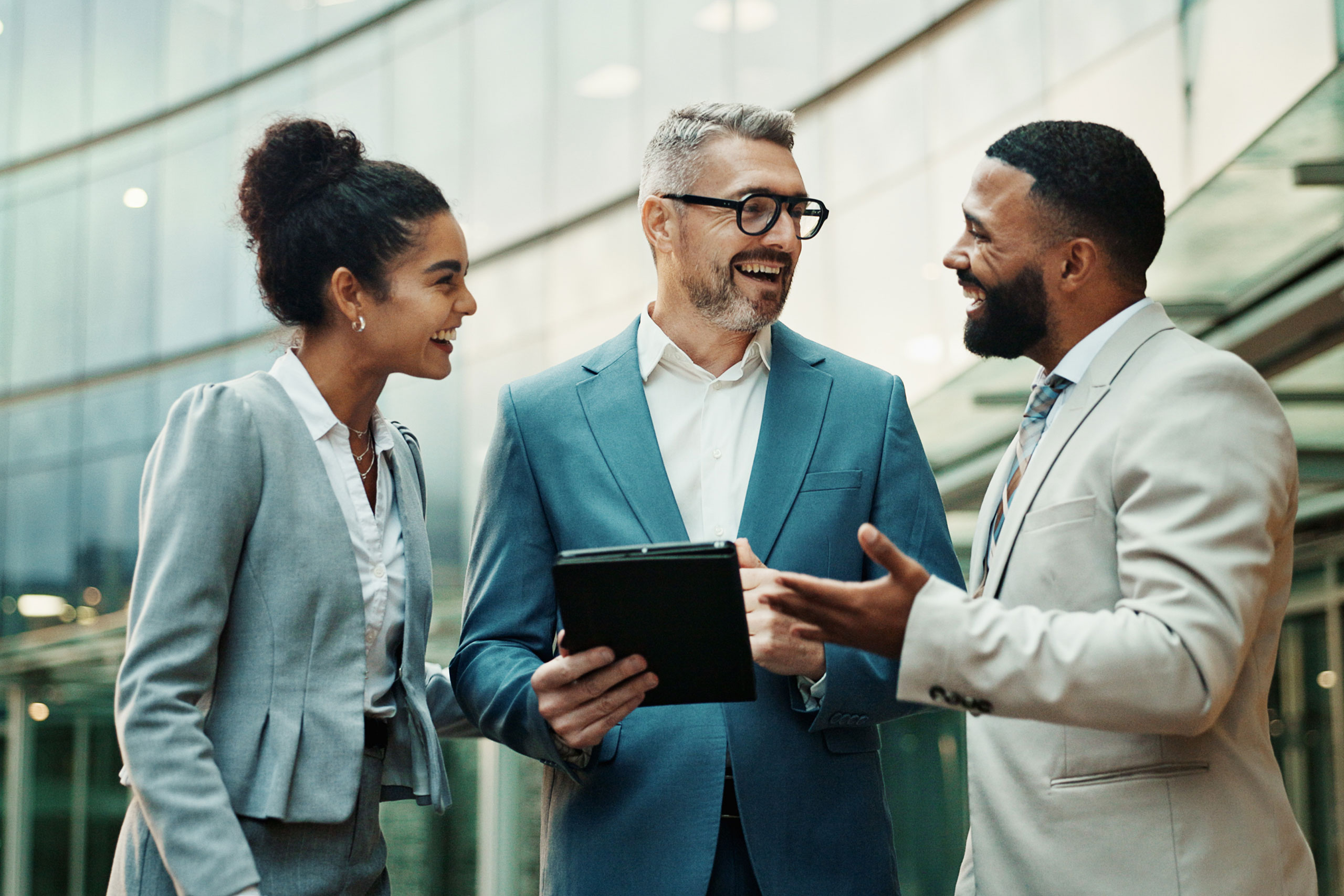 Três executivos conversam animadamente sobre o por que a empresa deles deve buscar a Certificação Lixo Zero agora