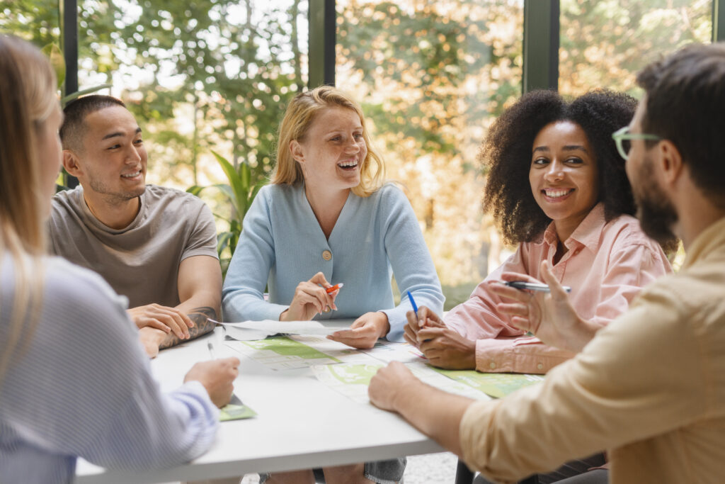 Cinco colaboradores, três mulheres e dois homens, conversam sobre como engajar equipe com a cultura Lixo Zero