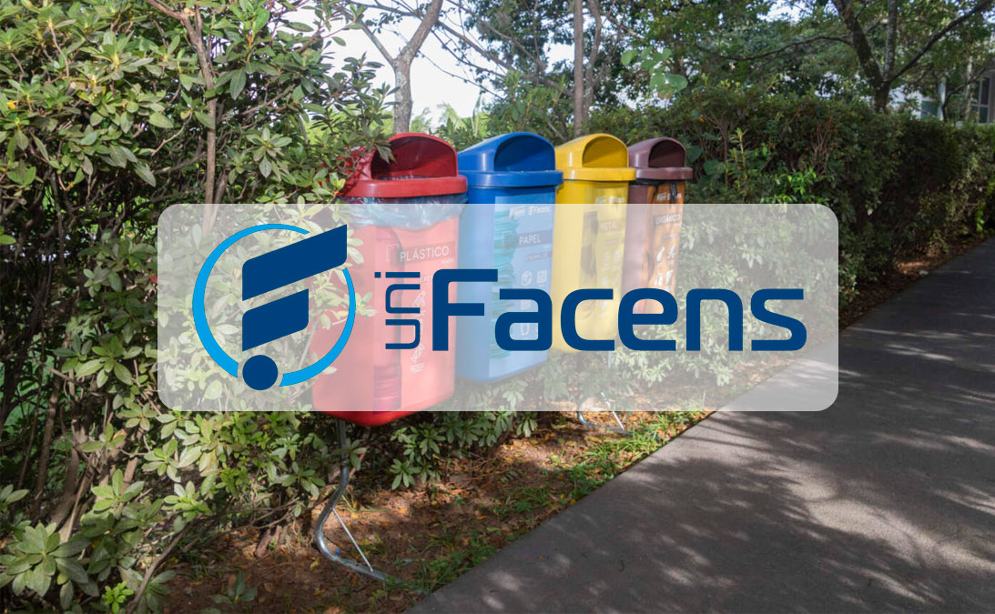 Quatro lixeiras recicláveis colocadas em um jardim da UniFacens. A imagem ilustra a Certificação Lixo Zero que a UniFacens recebeu