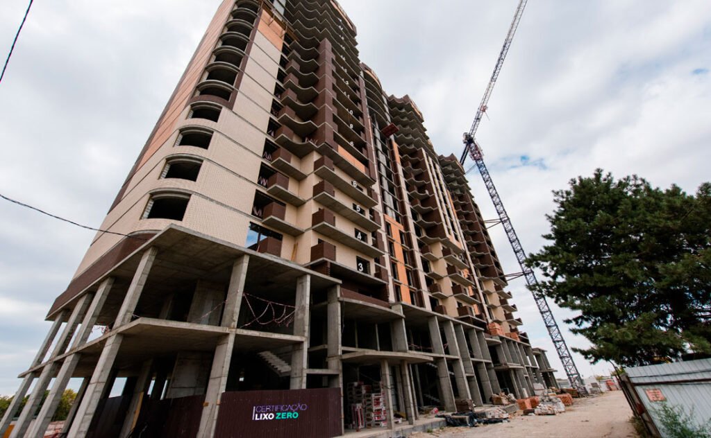 A imagem mostra um prédio em construção. Representando obras certificadas Certificação Lixo Zero