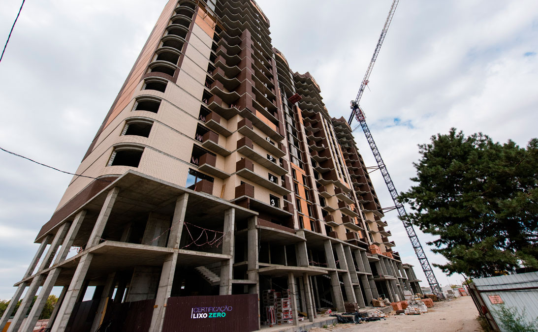 A imagem mostra um prédio em construção. Representando obras certificadas Certificação Lixo Zero