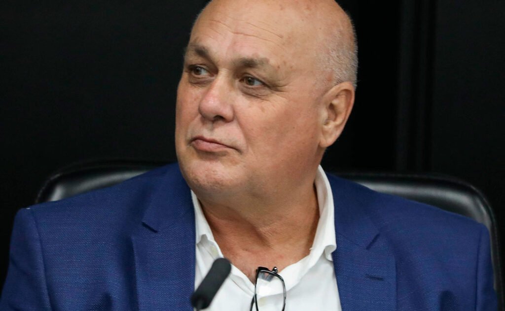 Foto de Rodrigo Sabatini, presidente do Instituto Lixo Zero Brasil. Ele veste paletó azul e camisa branca sem gravata.