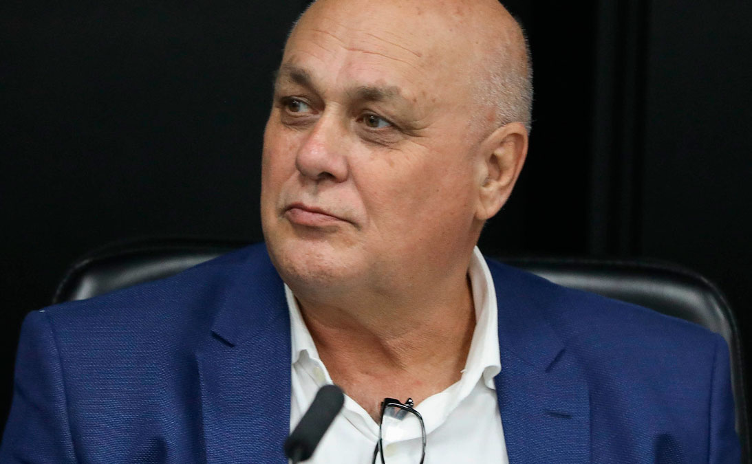 Foto de Rodrigo Sabatini, presidente do Instituto Lixo Zero Brasil. Ele veste paletó azul e camisa branca sem gravata.