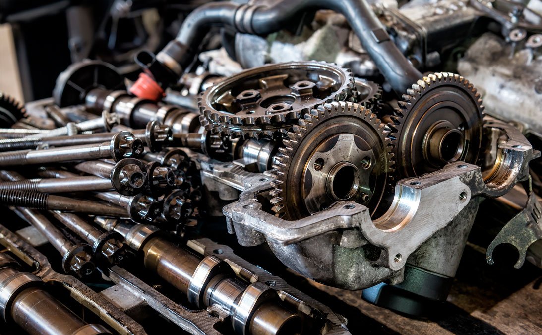 Lixo de peças de automóveis amontadas umas nas outras. A imagem representa a necessidade de boas práticas lixo zero no setor da indústria automotiva
